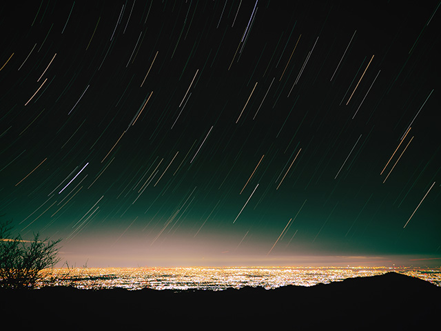 写真家川野恭子がM.ZUIKO DIGITAL ED 12-45mm F4.0 PROで撮影した塔ノ岳から見る夜景と星空