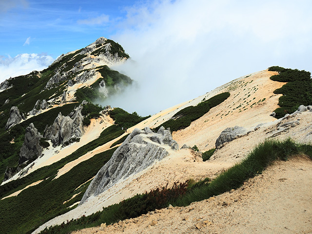写真家川野恭子がM.ZUIKO DIGITAL ED 25mm F1.2 PROで撮影した燕岳の稜線