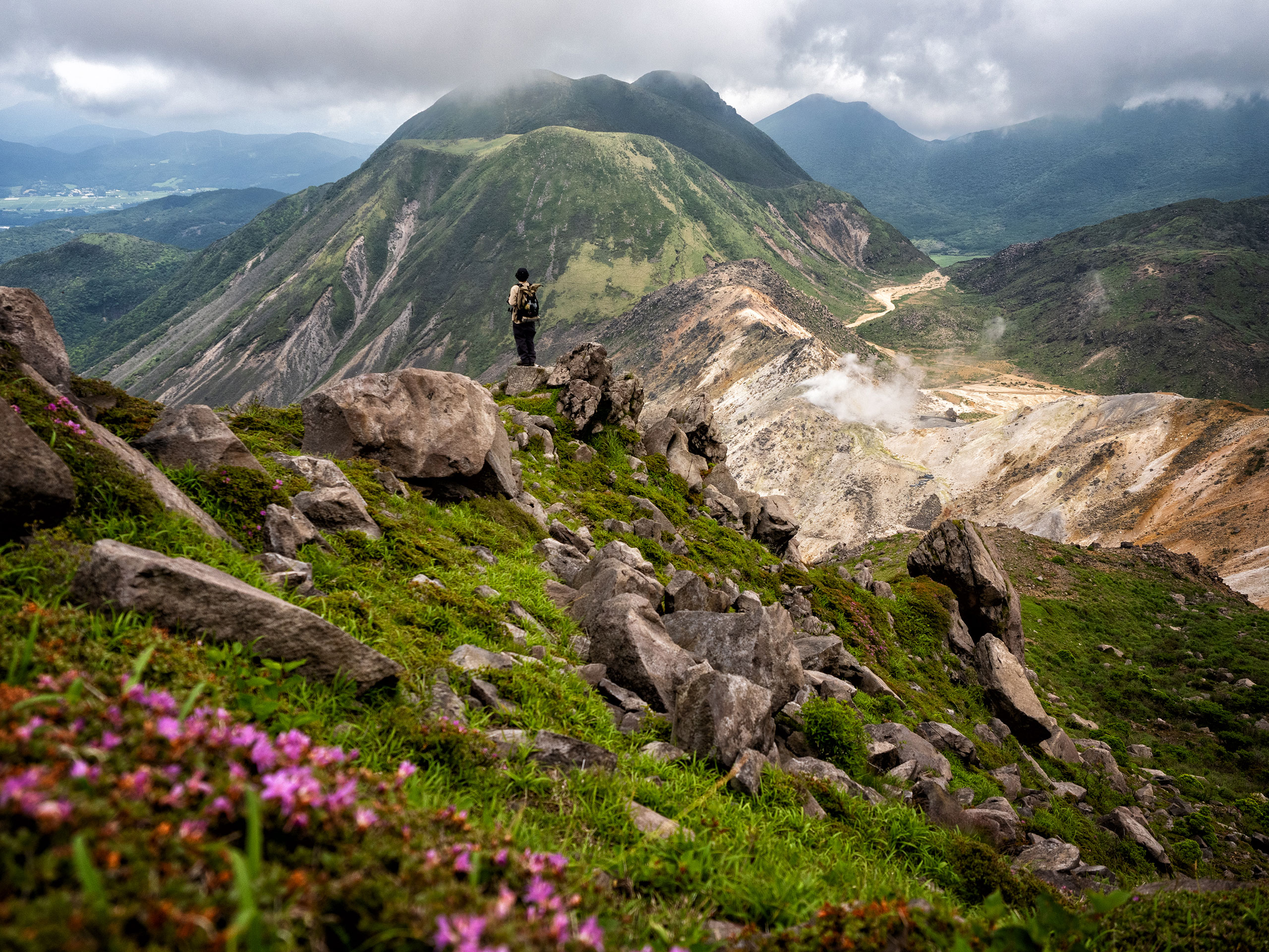 山岳写真家 平野篤がM.ZUIKO DIGITAL ED 12-40mm F2.8 PRO IIで撮影した九重連山 星生山からの火山風景の写真