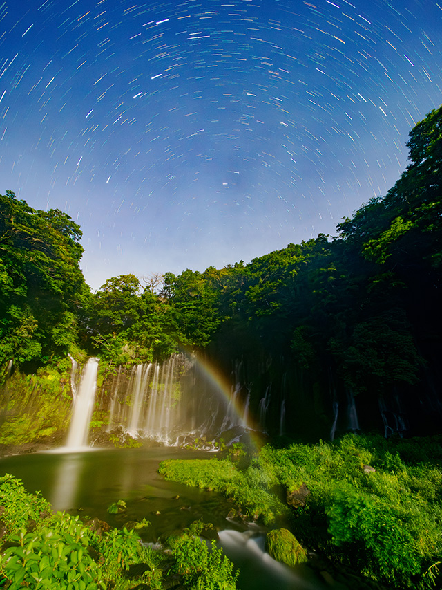 写真家北山輝泰がM.ZUIKO DIGITAL ED 7-14mm F2.8 PROで撮影したムーンボウ（月虹）の星景写真