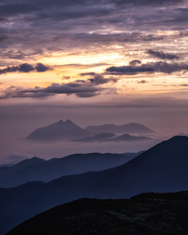 山岳写真家 平野篤がM.ZUIKO DIGITAL ED 12-40mm F2.8 PRO IIで撮影した由布岳の山並みの写真