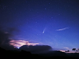 暗雲に襲われるネオワイズ彗星