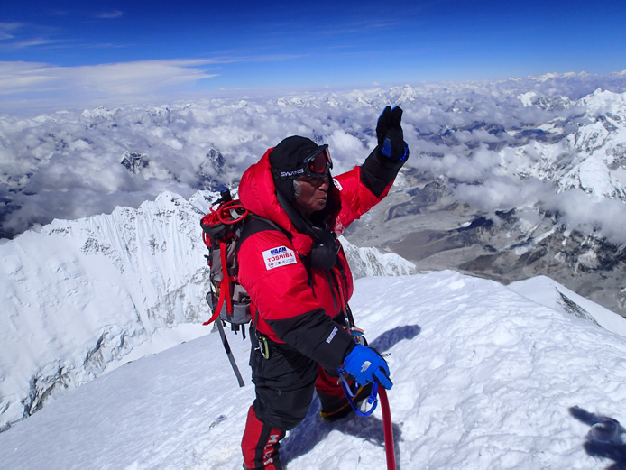 三浦雄一郎、80歳でエベレスト登頂！8848ｍ、歓喜の瞬間をTG-2が捉えた 